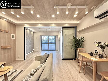 【LDK:9.3帖】暖かみのある色彩でまとめられた洗練された住空間 クリアな可動式扉で自由自在に