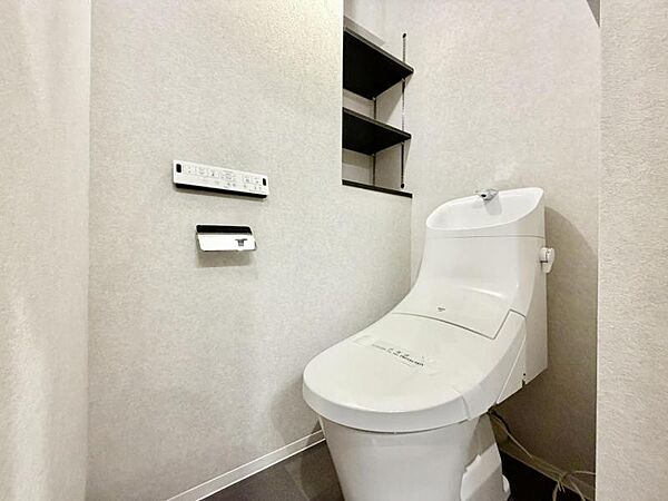 【トイレ】清潔感のあるシンプルで使いやすいトイレです。