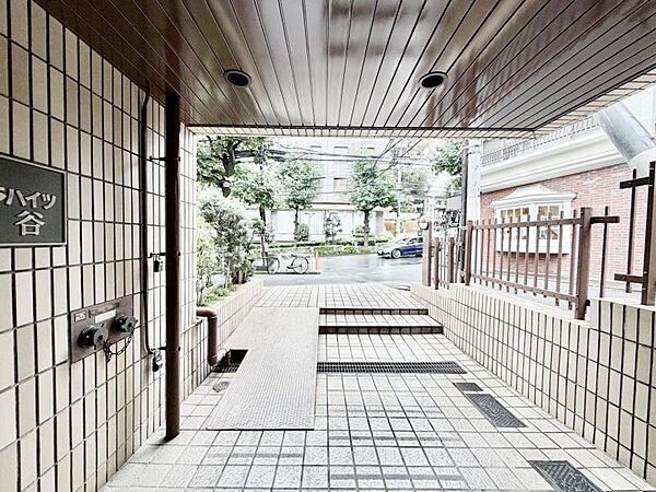 【エントランス】落ち着いた雰囲気のエントランスで皆様をお出迎え