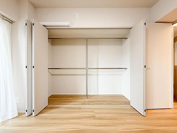 【収納】　大型のクローゼット完備。衣類だけではなく上部にバッグなどの小物、下部には季節の家電やスーツケース等スッキリと収納可能です