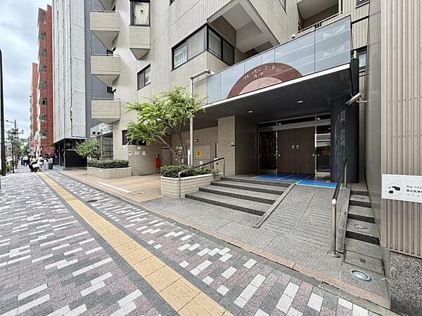 【エントランス】　しっかりと管理が行き届き開放感があり明るいマンションの顔