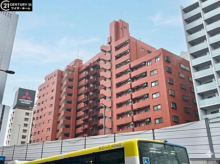 【外観】赤レンガ調の外観が印象的なマンション。時を重ねても色褪せない、レトロで落ち着きのある佇まいが魅力です。