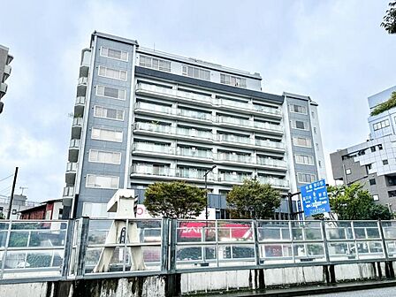 【外観】 落ち着いた色合いで、周囲の街並みに馴染む外観です。
