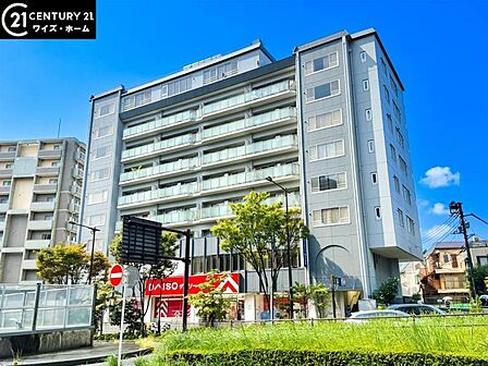 【外観】　周囲の街並みと調和する落ち着いた色調。上質な日常を予感させる。