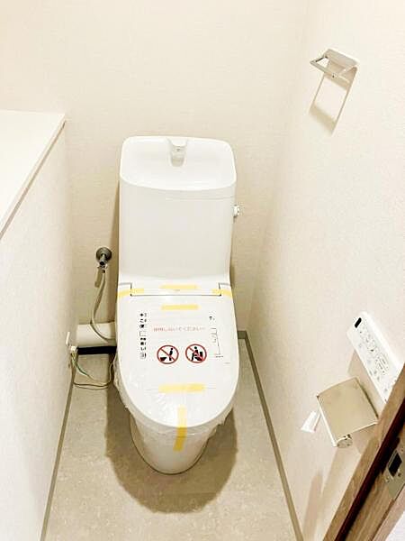 【トイレ】　小さなお子さまも使うトイレだからこそ、掃除のしやすさは大切。床材や壁の素材にも配慮され、日々のメンテナンスがぐっとラクになります。