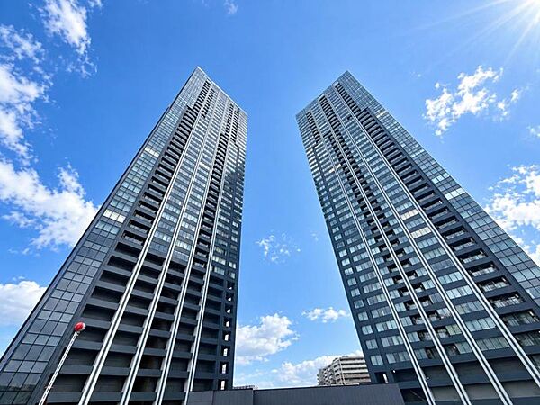 【外観】　周囲の街並みと調和する落ち着いた色調。上質な日常を予感させる。