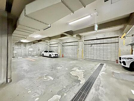 【駐車場】スペースにゆとりがあり、駐車がしやすいフラットな設計です。