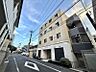 外観：【外観】周囲の街並みと調和する落ち着いた色調。上質な日常を予感させる。