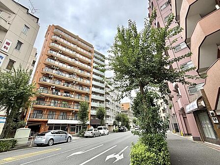 【外観】あたたかい色合いのタイル貼りで、街並みに調和する上品な外観。