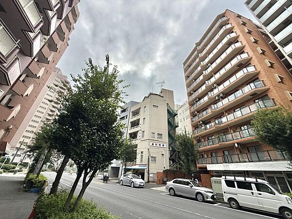 【外観】レンガ調タイルのクラシカルな佇まいが魅力的なマンション。
