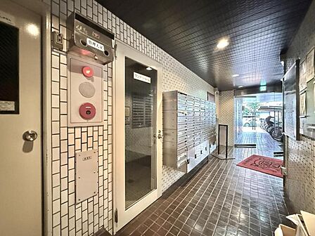 【エントランス】ランドリールームもあり便利です。