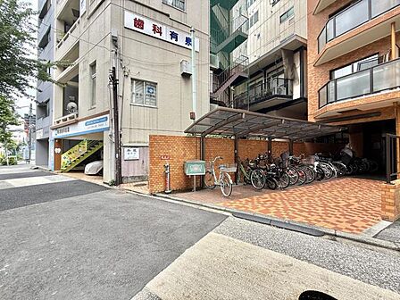 【エントランス】スッキリとした前面道路がもたらす、開放感のある住環境。