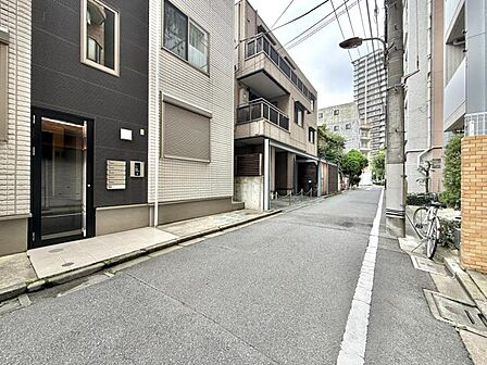 【周辺環境】小さなお子様連れやベビーカーでの移動も安心な、平坦で整然とした街並み。