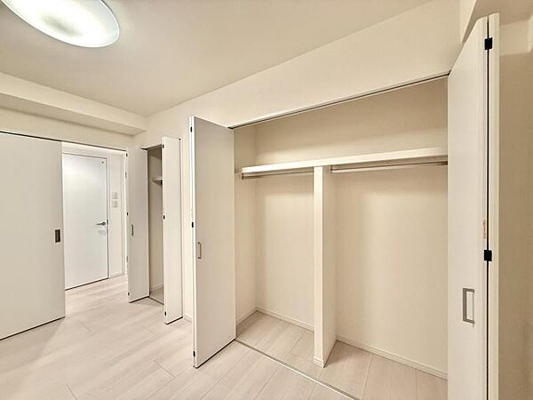 【収納】各居室に収納完備で住空間に心地よい余白を。生活動線にゆとりをもたらしてくれます。