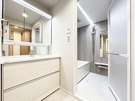 【洗面所】使い勝手の良い洗面台で、朝の準備もスムーズにこなせます。