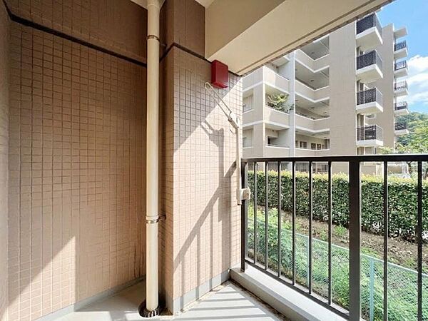 【バルコニー】心地よい風を感じながら過ごせる、ゆとりある空間です。