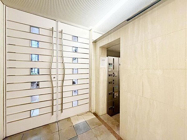 【エントランス】住む人や訪れる人を室内へと優しくエスコートします