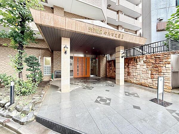 【エントランス】　「ただいま」を優しく包む、温かな光とゆとりあるエントランス。