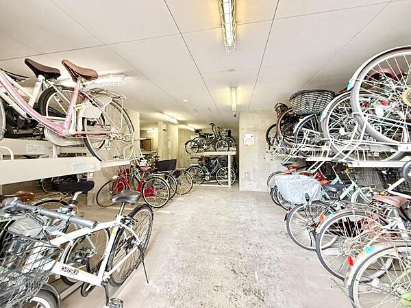【駐輪場】　屋根付きの駐輪スペースがあり、雨の日も安心です。