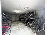 エントランス：【駐輪場】屋内自転車置き場のため雨風の影響を受けにくく、保管環境も良好です。