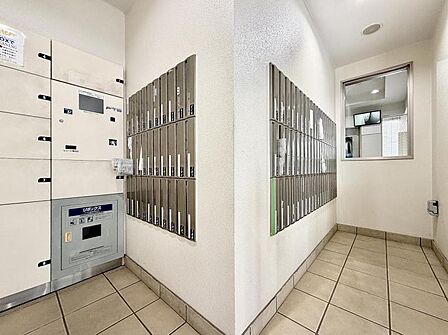 【エントランス】宅配ボックス付きで、お忙しい方にも嬉しい設備です。