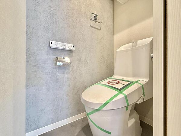 【トイレ】清潔感のあるシンプルで使いやすいトイレです。
