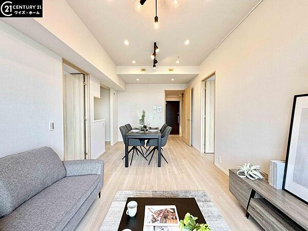 【リビング：14.1帖】床暖房完備のリビング。穏やかな時間を心ゆくまで堪能できる住空間です。