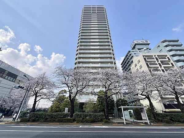 【外観】都心にそびえる洗練のタワー。街の景色を一望できる、圧倒的な開放感があります。