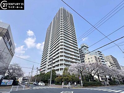 外観：【外観】空へと伸びるシャープなライン。洗練された都市生活の象徴。