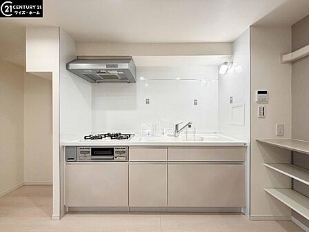 【キッチン】洗練されたシステムキッチンが住空間の美意識を高める。