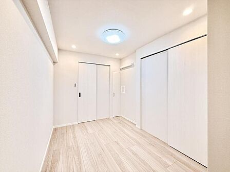 【洋室:5.2帖】 どんな家具にも調和する明るく落ち着いた内装 大切な時間を豊かに、快適にお過ごしいただけます。