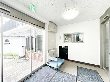 【エントランス】優雅さも感じられる重厚で高級感のあるエントランスです。