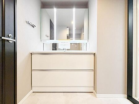 【洗面所】使い勝手の良い洗面台で、朝の準備もスムーズにこなせます。