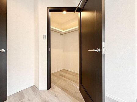 【収納】使い勝手の良い収納が豊富で、物が多くてもスッキリ片付けられます。