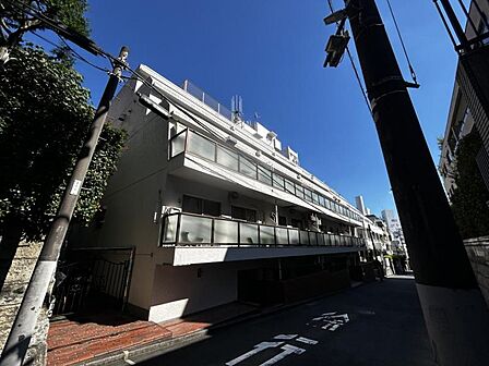 【外観】端正なフォルムが印象に残る建物デザイン。