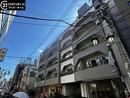 【外観】青空に映える重厚な佇まい。都心の喧騒を忘れさせる端正な外観。