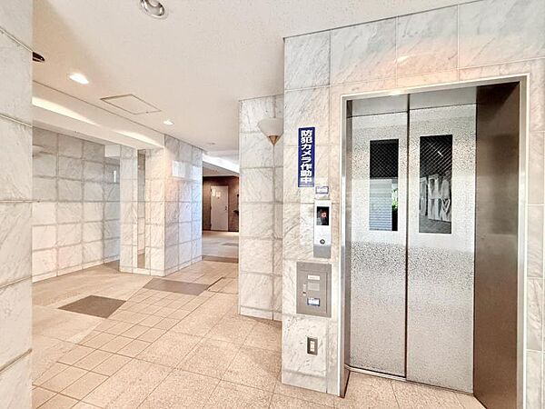 【エントランス】優雅さも感じられる重厚で高級感のあるエントランスです。