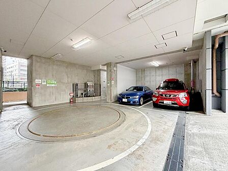 【駐車場】 ターンテーブルを備えた駐車場です