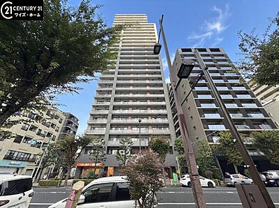 外観:【外観】青空に映える重厚な佇まい。都心の喧騒を忘れさせる端正な外観。 外観:【外観】青空に映える重厚な佇まい。都心の喧騒を忘れさせる端正な外観。