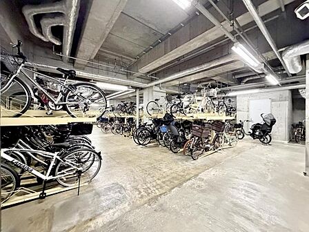 【駐輪場】建物内に整理された駐輪場があり、愛車の保管に便利。