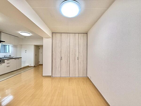 【洋室】　室内を有効的にお使いいただける収納付きで洋服や雑貨など無駄なく収納いただけます