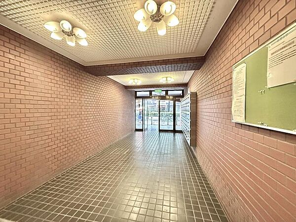 【エントランス】訪れる人を穏やかに迎え入れる空間。
