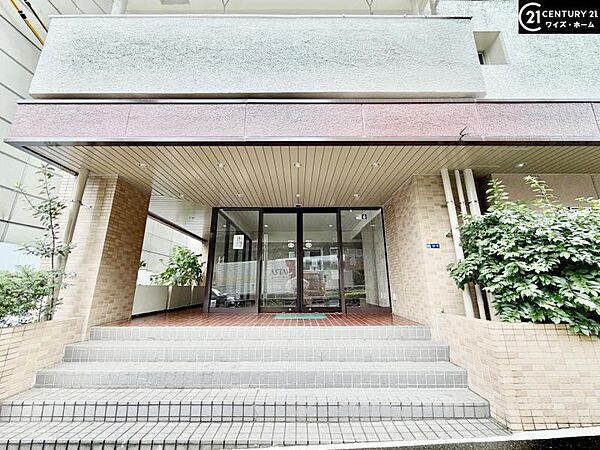 【外観】落ち着いた色合いで、周囲の街並みに馴染む外観です。