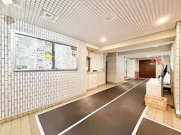 【エントランス】住まいの顔ともいえるエントランスは、上品で洗練された印象に仕上がっています。