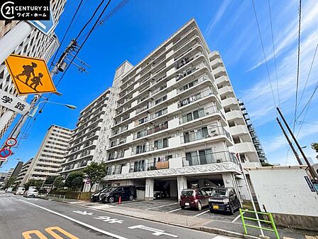 【外観】 周囲の街並みと調和する落ち着いた色調。上質な日常を予感させる。