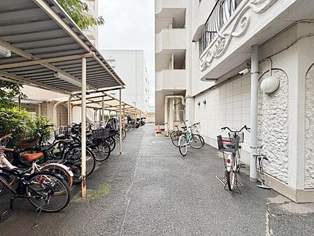 【駐輪場】 広くしっかりと区画分けされた駐輪場。管理も行き届いて使いやすそうです。
