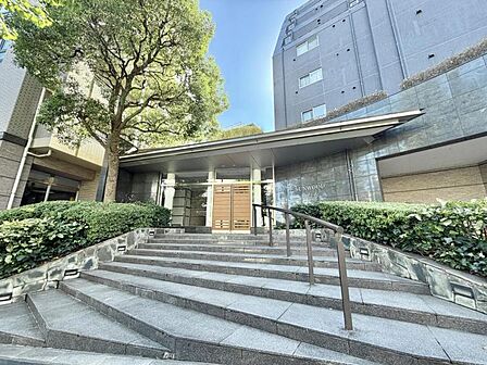 【エントランス】帰ってくるたびに嬉しくなる。住む人の誇りを形にしたようなエントランス。