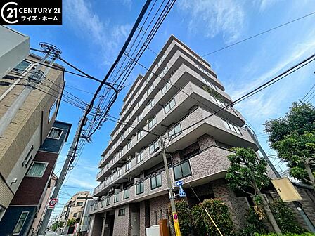 【外観】 青空に映える重厚な佇まい。都心の喧騒を忘れさせる端正な外観。