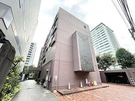 【外観】落ち着いた色合いで、周囲の街並みに馴染む外観です。