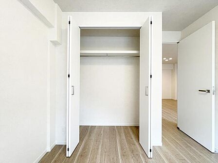 【収納】使い勝手の良い収納が豊富で、物が多くてもスッキリ片付けられます。